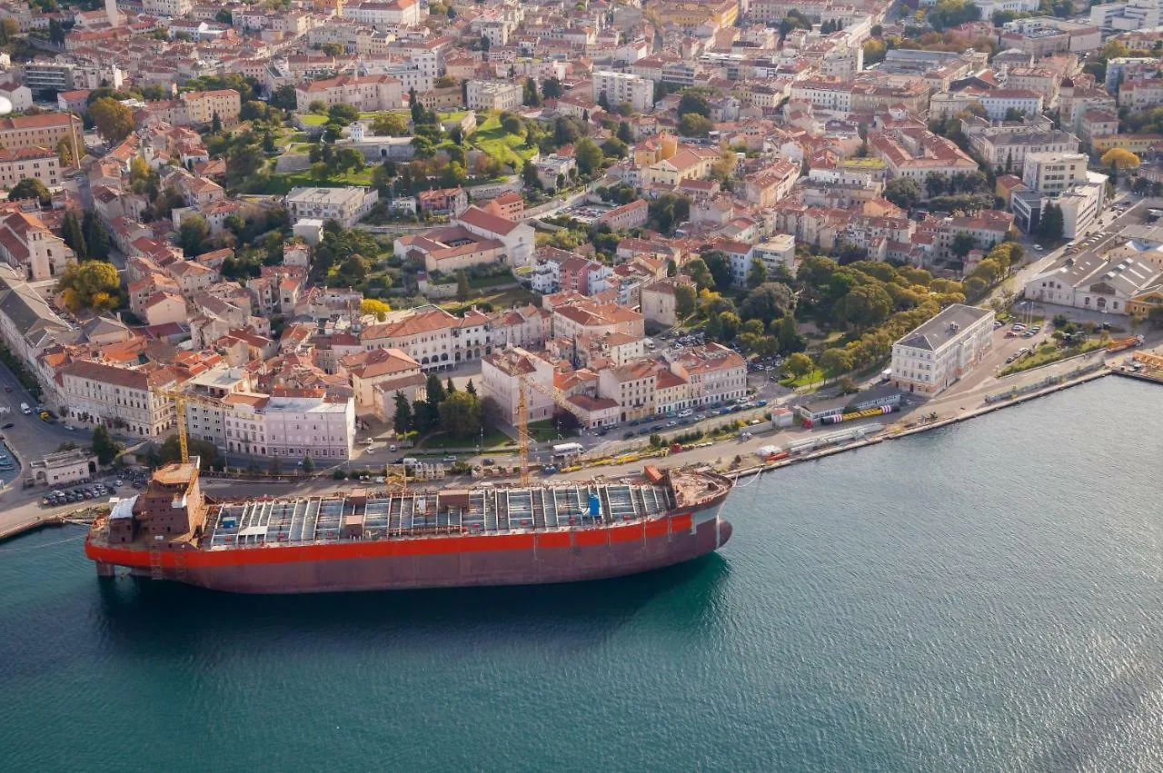 Main Square Apartments With Sea View Pula Croatia