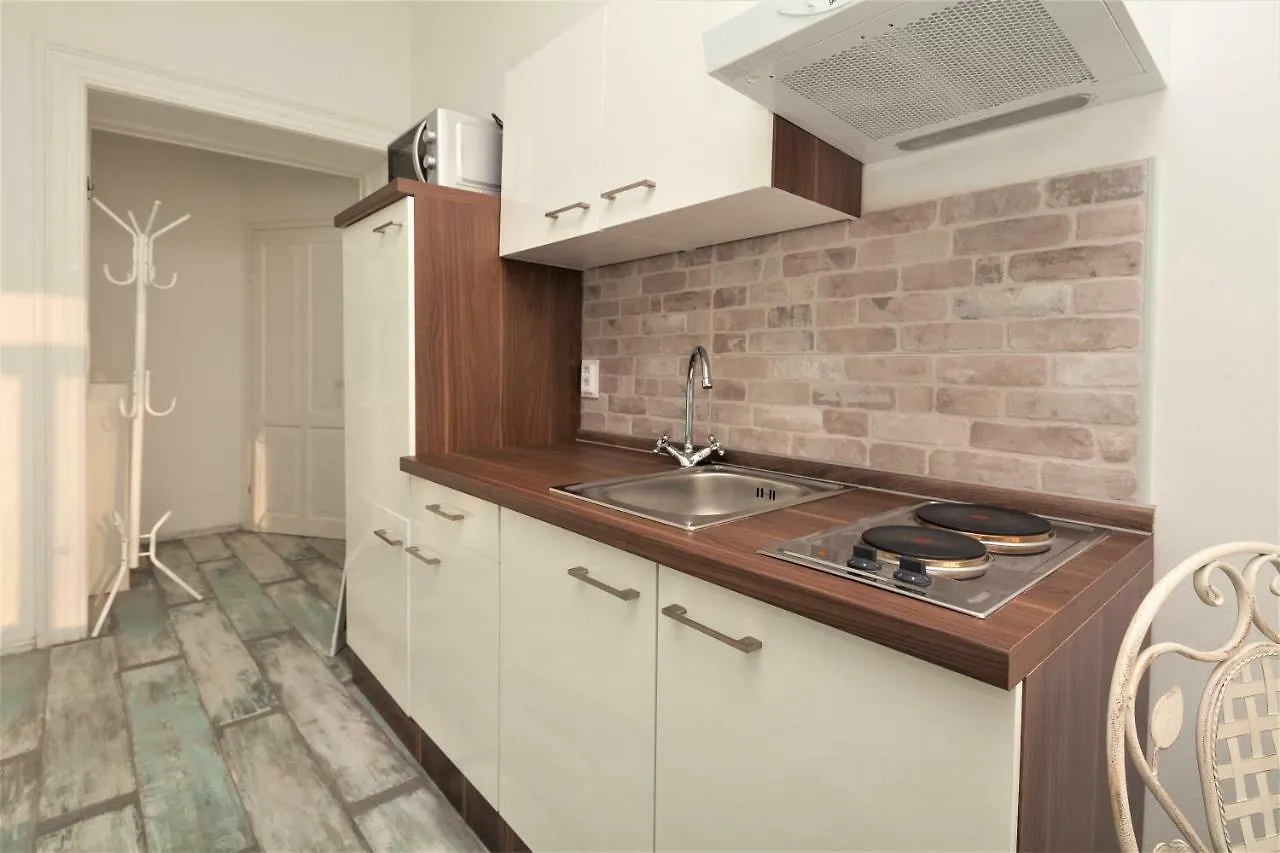 Main Square Apartments With Sea View Pula